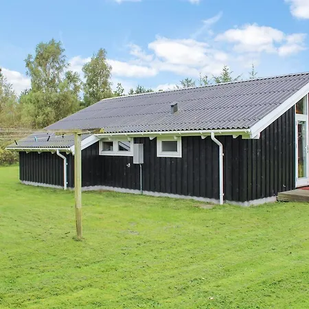 Three-bedroom Holiday In Дом отдыха *