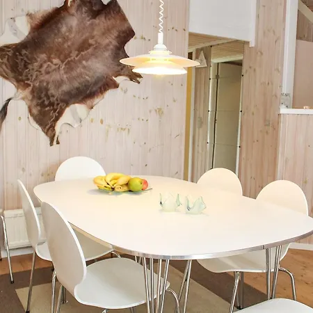 Three-bedroom Holiday In Халс